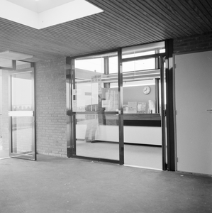 152483 Interieur van het N.S.-station Heemskerk te Heemskerk: loket.